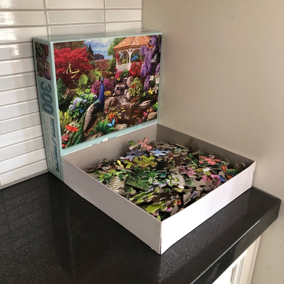 Bits and Pieces “Peacock Paradise” large piece 300 pc Puzzle - Picture 4 of 13